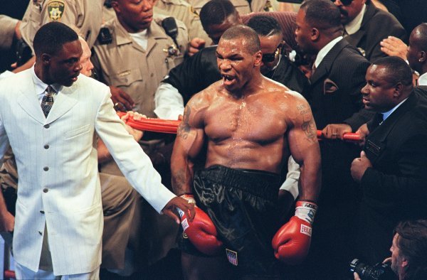 Tyson je 1989. dva puta obranio titule