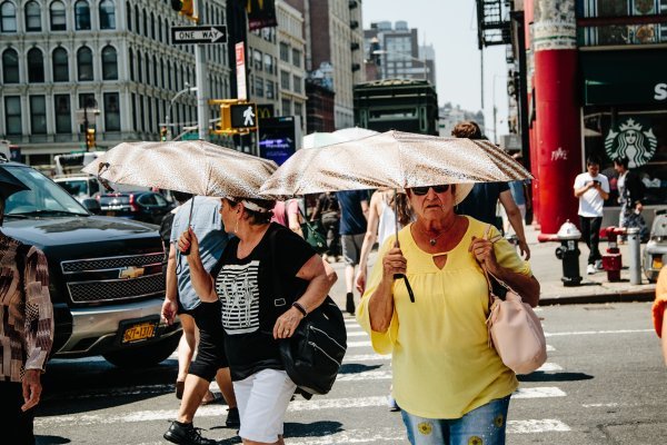 Kada je temperatura u New Yorku premašila 36 stupnjeva Celzijevih, zbog prekomjernog korištenja rashladnih uređaja u četvrti Queens bez struje je ostalo 175.000 stanovnika