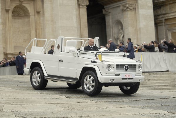 2007. papa Benedikt XVI se vozio u 'mistično bijelom' modelu G 500 (serija 463) s otvorenom karoserijom i sklopivim vjetrobranskim staklom