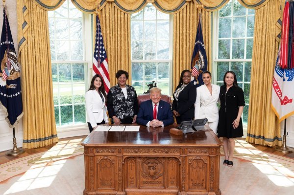 Kim Kardashian u Bijeloj kući s predsjednikom Trumpom i bivšim zatvorenicama