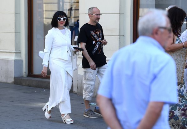 Mirela Holy po centru je šetala sa svojim partnerom Sinišom Bužanom 