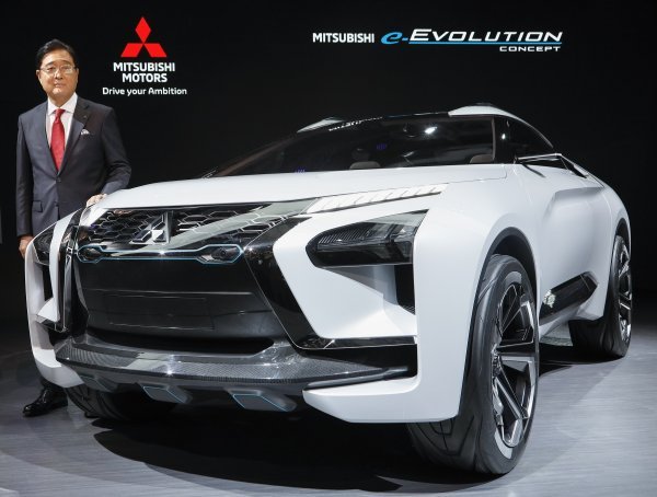 Osamu Masuko pored Mitsubishi e-Evolution koncepta na Salonu automobila u Tokiju 2017.