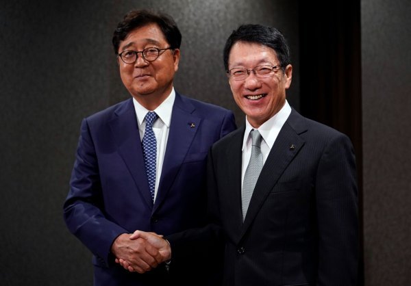 Odlazeći izvršni direktor Mitsubishi Motorsa Osamu Masuko (lijevo) rukuje se s novoimenovanim izvršnim direktorom Takao Katoom tijekom tiskovne konferencije u Tokiju, Japan, 20. svibnja 2019.