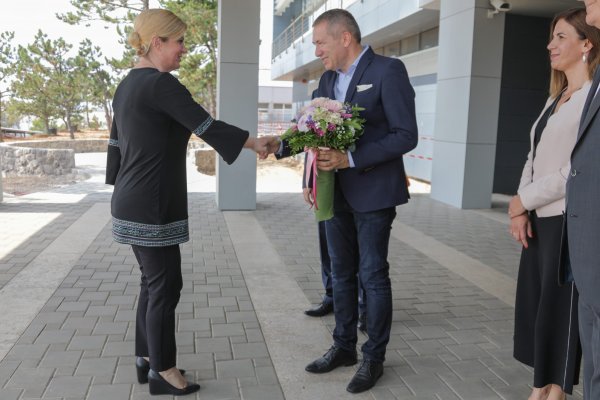 Kolinda Grabar Kitarović i Dragan Kovačević 2019., kad je kao predsjednica posjetila postrojenje Janafa u Omišlju 