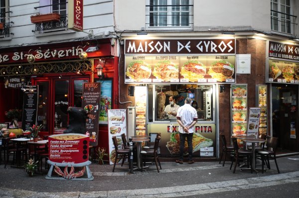Pariz na dva tjedna zatvara sve barove, dok će restorani morati provoditi nove zaštitne mjere kako bi ostali otvoreni