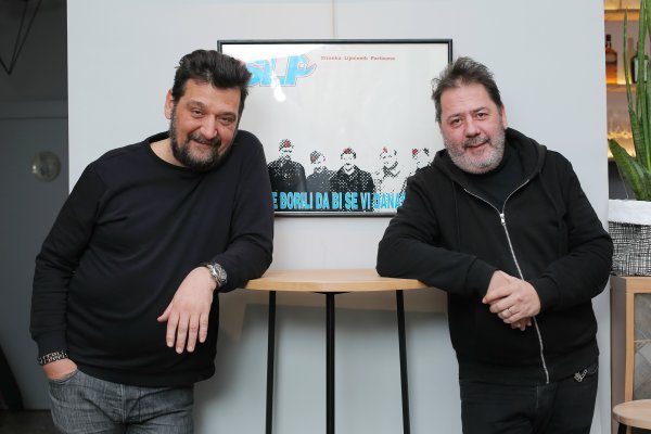Albino Uršić i Boris Kuka čine dizajnerski dvojac Božesačuvaj, a tijekom 90-ih privukli su pozornost kontroverznim vizualnim rješenjima za Jabuku