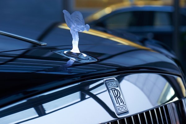 Rolls-Royce 'Spirit of Ecstasy' kao svjetleća statua
