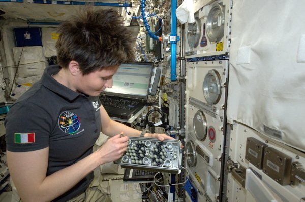 Astronautkinja Samantha radi na projektu TripeLux
