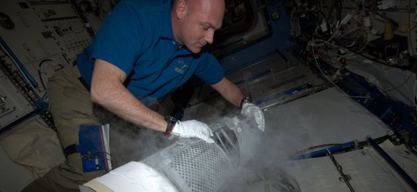 Astronaut Andre Kuipers zamrzava uzorke krvi