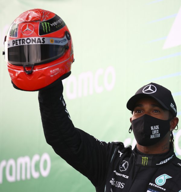 Lewis Hamilton s kacigom Michaela Schumachera