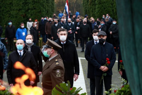 Tomo Medved, Andrej Plenković i Boris Milošević polažu vijence na Memorijalnom groblju u Vukovaru