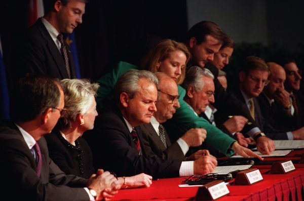 Potpisivanje mirovnog sporazuma o završetku rata u BiH 1995. godine u Parizu