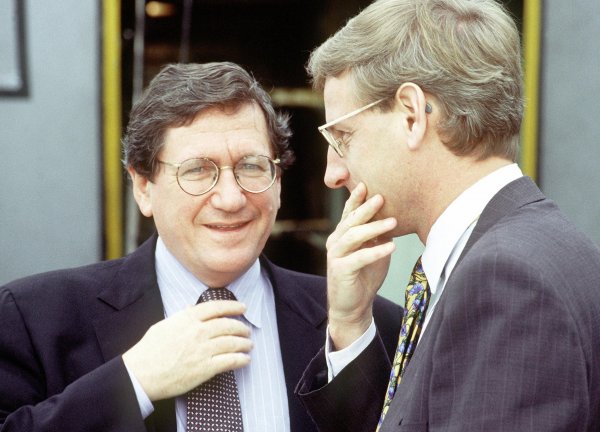 Richard Holbrooke i Carl Bildt čekaju zrakoplov za Sarajevo u listopadu 1995. godine