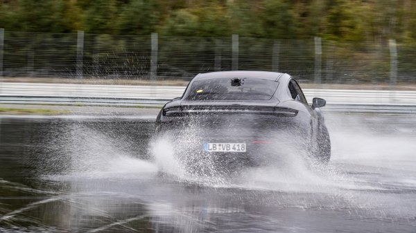 Porsche Taycan u uspješnom pokušaju postavljanja rekorda u driftanju