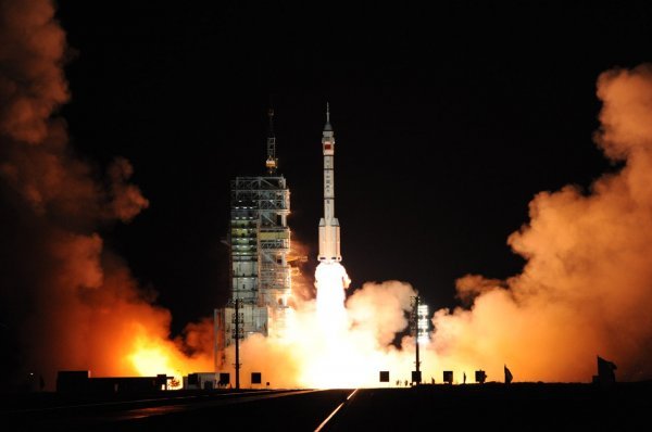 Godine 2008. Kinezi su lansirali raketu Shenzou-7