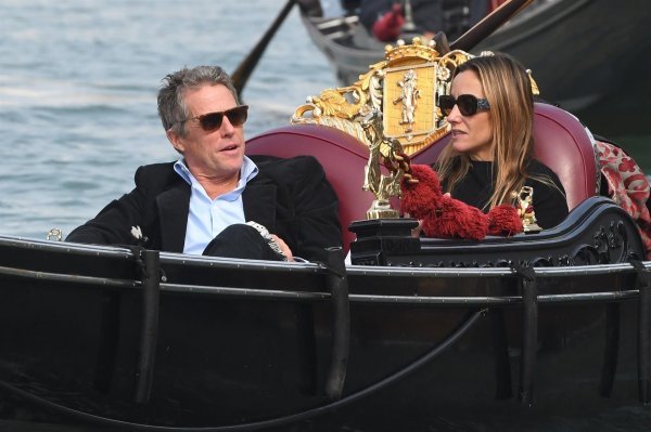 Hugh Grant sa suprugom Annom Elisabet Eberstein u romantičnoj vožnji Venecijom