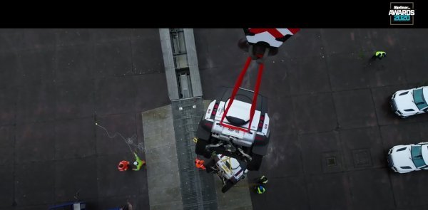 Britanski Top Gear je objesio tri Land Rover Defendera 110 na 60-metarski kran