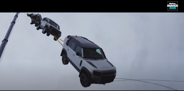 Britanski Top Gear je objesio tri Land Rover Defendera 110 na 60-metarski kran