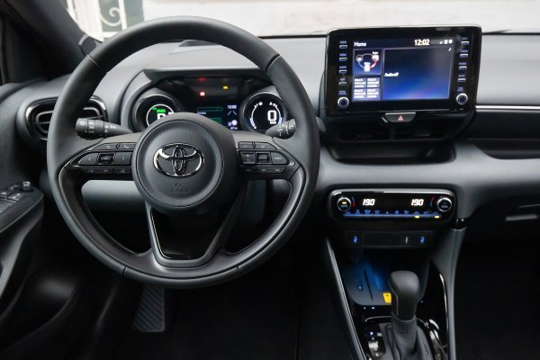 Toyota Yaris - najnovija, četvrta generacija je savršen gradski automobil s naprednom hibridnom tehnologijom te dizajnom koji otkriva da je on uvijek 'spreman za pokret'