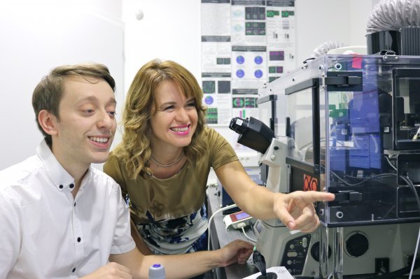 Patrik Risteski i Iva Tolić uz mikroskop u Institutu Ruđer Bošković