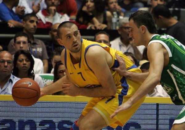 Nikola Vujčić igrao je za Maccabi Tel Aviv od 2002. do 2008.
