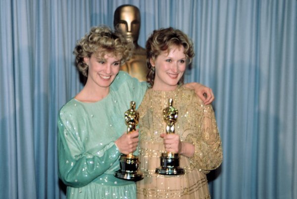 Jessica Lange s Oscarom za najbolju sporednu glumicu u filmu 'Tootsie' i Meryl Streep s Oscarom za najbolju glumicu u filmu 'Sofijin izbor' (1983.)