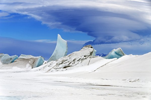 Oblaci nad antarktičkim planinama