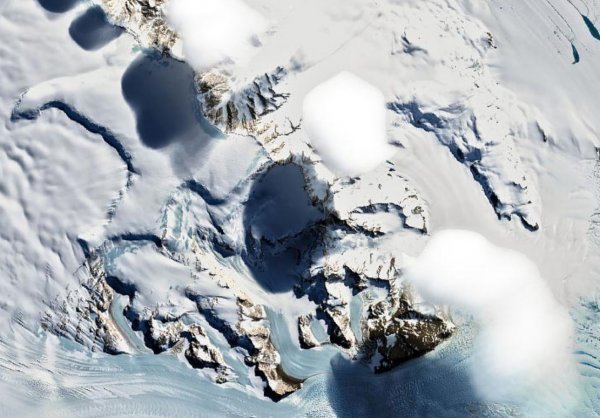 Oblaci iznad antarktičkih planina koje je snimio satelit Landsat 8