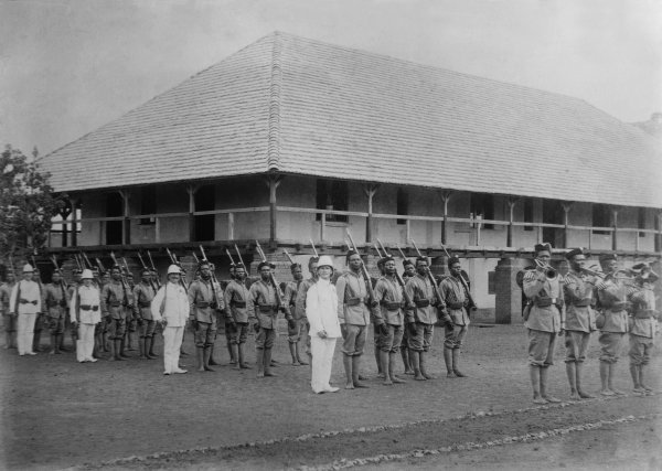 Njemački časnici obučavaju lokalne snage u Kamerunu 1915. godine