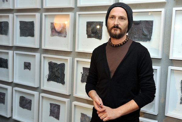 Damir Urban na otvorenju svoje izložbe '40 stranica' u Galeriji Velvet 2010. godine