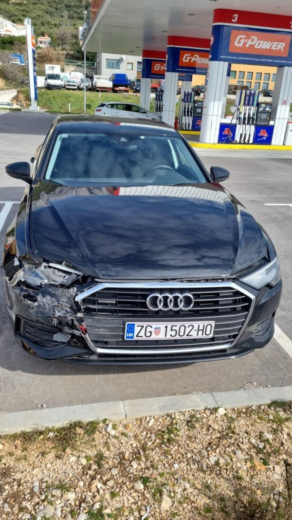 Razbijeni automobil iz Plenkovićeve pratnje - Foto: Makarska danas