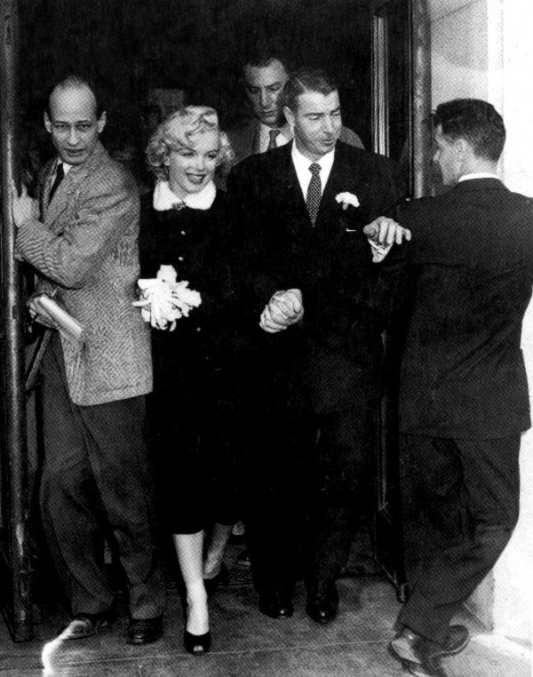 Marylin Monroe i Joe DiMaggio nakon vjenčanja 14. siječnja 1954.