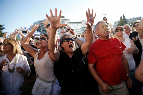 Lani je došlo do masovnih prosvjeda kada je vlada u Rimu odlučivala o sudbini četiri manje banke Reuters