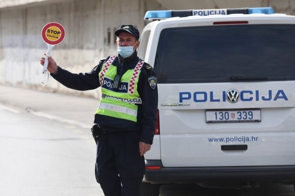 Prometna policija kontrolira sudionike u prometu