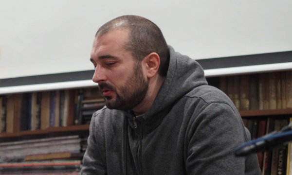 Ivan Vidak rođen je u Somboru, diplomirao je dramaturgiju na Akademiji dramske umjetnosti u Zagrebu, u kojem živi i radi, a dosad je objavio zbirku priča 'Ugljik na suncu' (2015.)