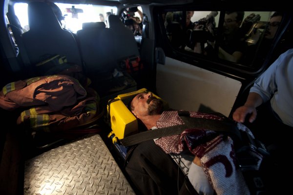 John McAfee u ambulantnim kolima nakon srčanog napada u Guatamali