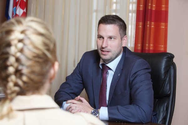 Osječki gradonačelnik Ivan Radić u razgovoru s novinarkom tportala