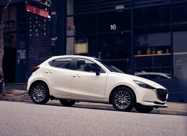 Osvježena Mazda2 za 2022. godinu (Platinum Quartz)