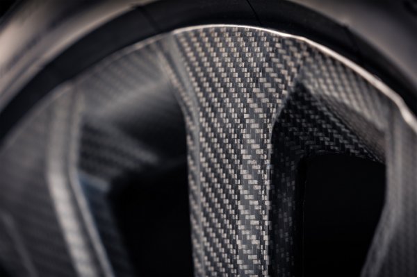 Bentley razvija 22-colni naplatak od ugljičnih vlakana za SUV model Bentayga