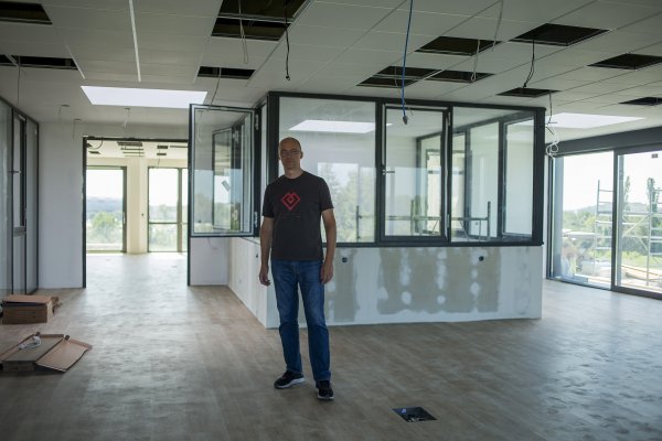 Denis Sušac, osnivač osječke softverske tvrtke Mono u novoj poslovnoj zgradi tvrtke