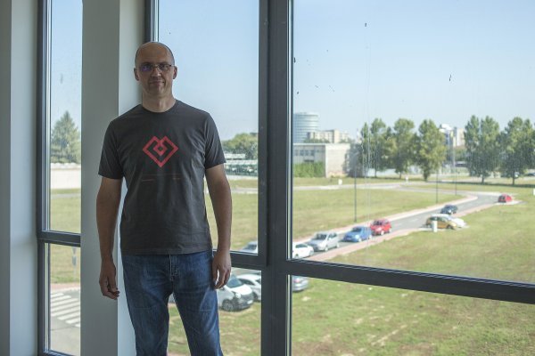 Denis Sušac u svojem novom uredu s pogledom na budući IT park u Osijeku