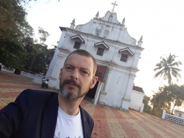Goran Cvjetinović ispred crkve svetog Vlaha u Indiji