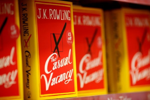 Prijevremeni izbori J.K. Rowling postigli su velik uspjeh kod čitatelja, a snimljena je i televizijska serija 
