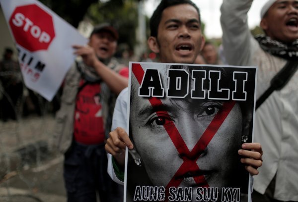 U Indoneziji prosvjeduju protiv represije nad muslimanima u Mianmaru prozivajući zbog šutnje dobitnicu Nobelove nagrade za mir Aung San Suu Kyi   