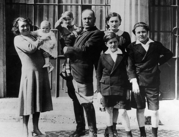 Rachele i Benito Mussolini s djecom 1930.