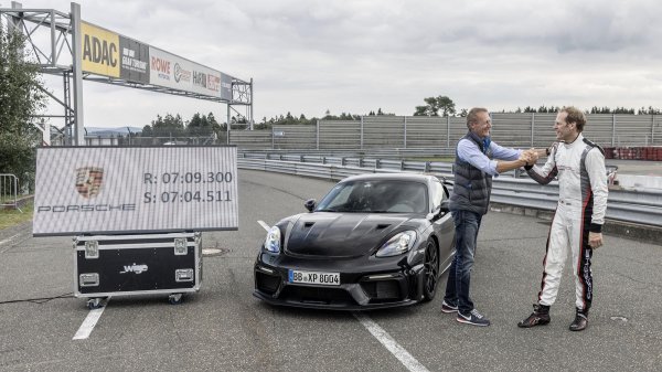 Andreas Preuninger, direktor GT Model linije u Porscheu (lijevo) s ambasadorom marke i razvojnim vozačem Porschea Jörgom Bergmeisterom