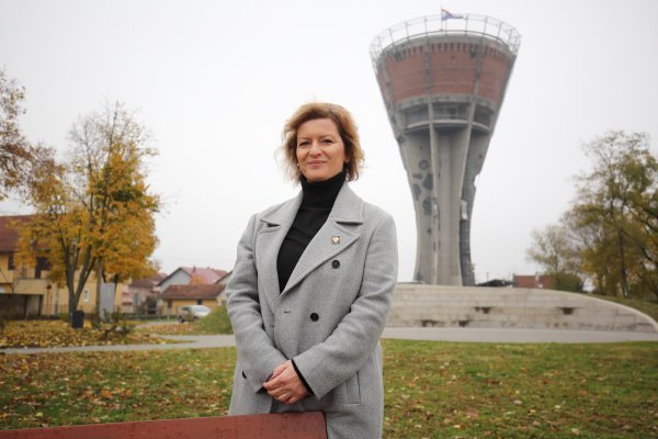 Marina Sekulić, direktorica Turističke zajednice Grada Vukovara, u podnožju gradskog simbola, Vodotornja