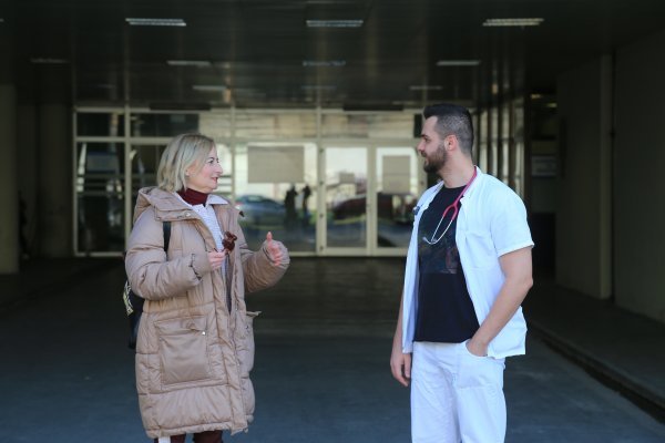 Matej Šapina u razgovoru s novinarkom tportala ispred ulaza u Kliniku za pedijatriju KBC-a Osijek