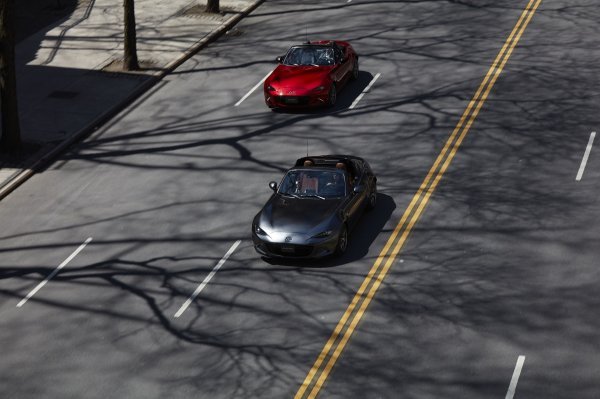 Mazda MX-5 za 2022. model Roadster (gore) i RF (dolje)