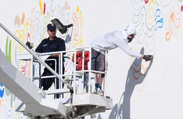 Street umjetnik Lunar doveo pomoć kako bi završio mural na pročelju Sportske dvorane Zeleni brijeg